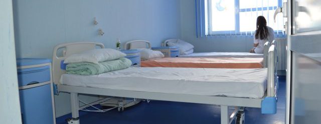 Vaslui: Copii transportaţi la spital, după ce tatăl a fost evacuat din locuinţa în care stătea cu chirie