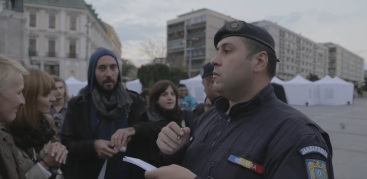 (VIDEO) Moment incredibil. Intervenţie a jandarmilor la finalul unei piese de teatru în aer liber