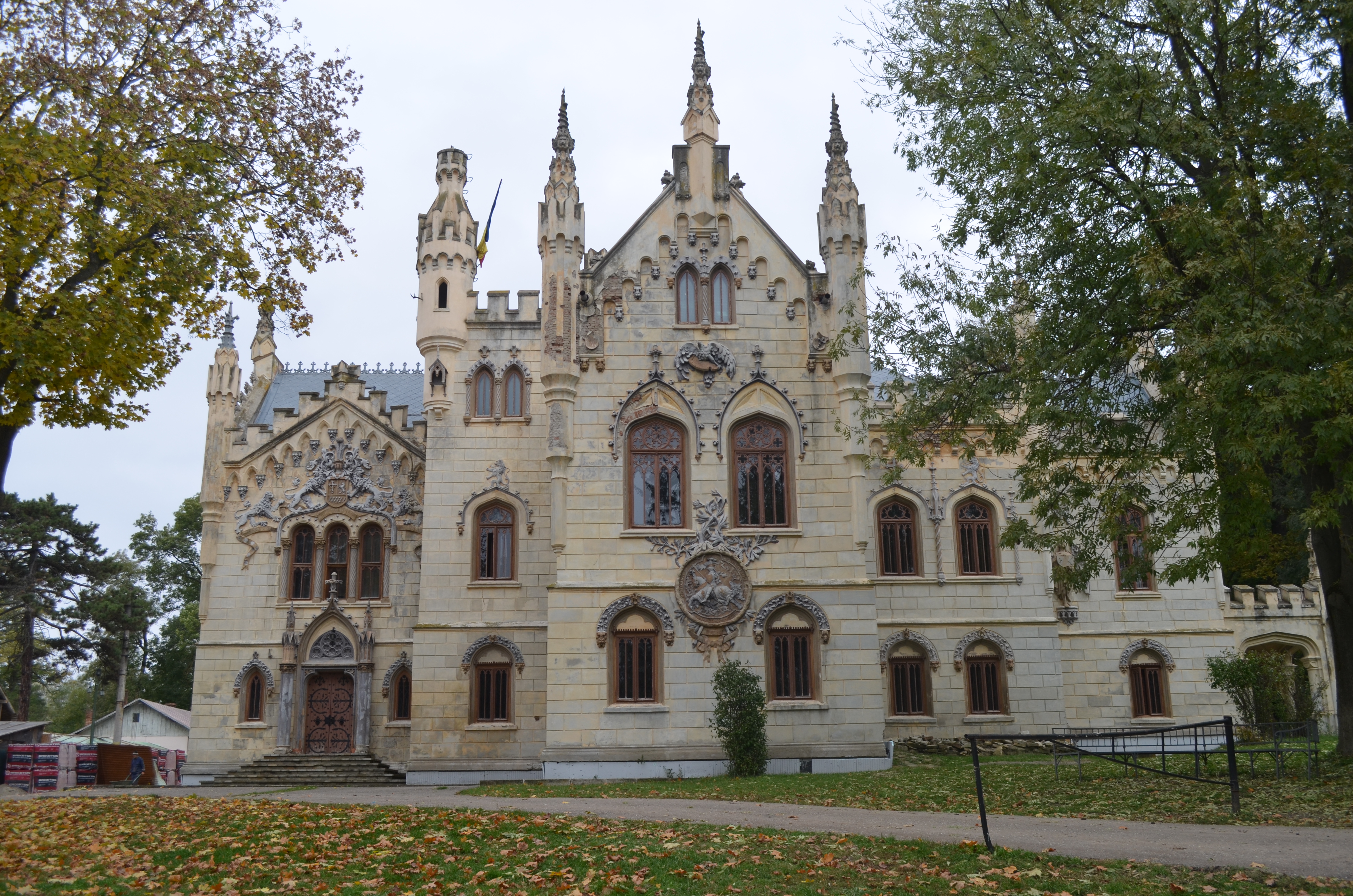 Castelul din Miclăușeni (VIDEO) în The Most Beautiful Castles in Romania