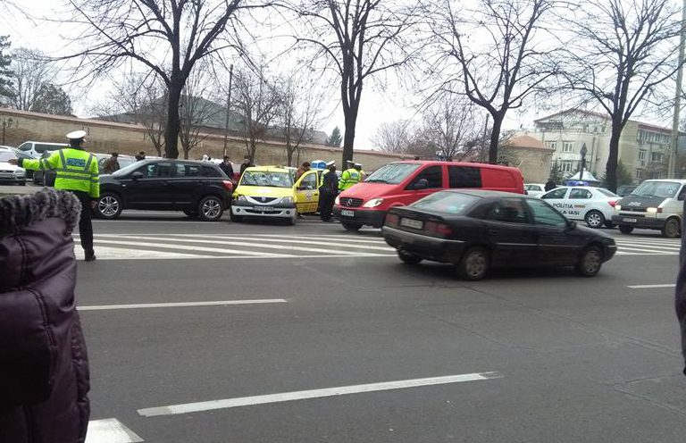 (FOTO) IAŞI: TRAFIC BLOCAT în jumătate de oraş din cauza unui accident rutier