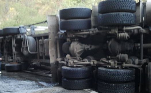 Vaslui: Vehicul încărcat cu peste 20 de tone de floarea-soarelui, răsturnat pe DN 24B, în Creţeşti