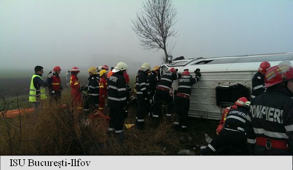 (UPDATE) Accident între un autoturism şi un microbuz pe DN2, trei persoane au murit