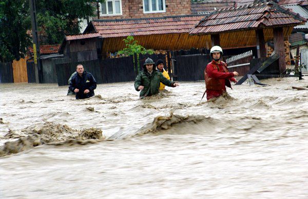 Valoarea pagubelor provocate de inundaţii în judeţul Galaţi se cifrează la 14 milioane de lei