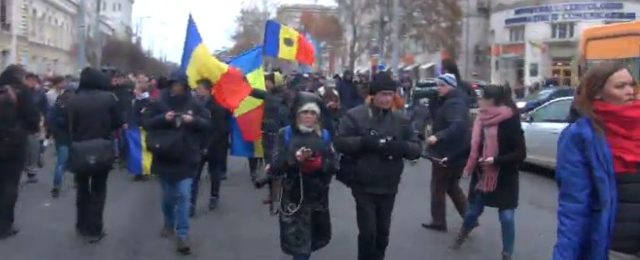 Câteva mii de oameni protestează la Chișinău, acuzând fraudarea turului decisiv al alegerilor prezidenţiale