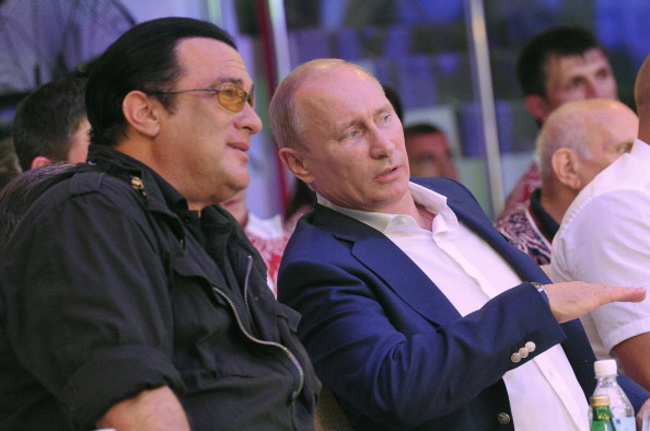 Vladimir Putin i-a dat pașaportul rusesc lui Steven Seagal