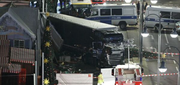 Ministrul de interne german: Carnagiul provocat de un camion la Berlin a fost ‘un atentat’