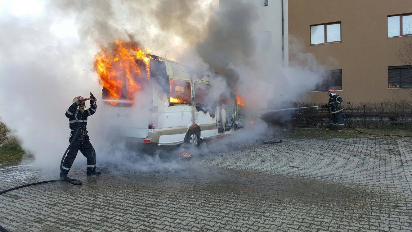 (FOTO) Bacău: Microbuz distrus după ce a luat foc în timp ce era parcat