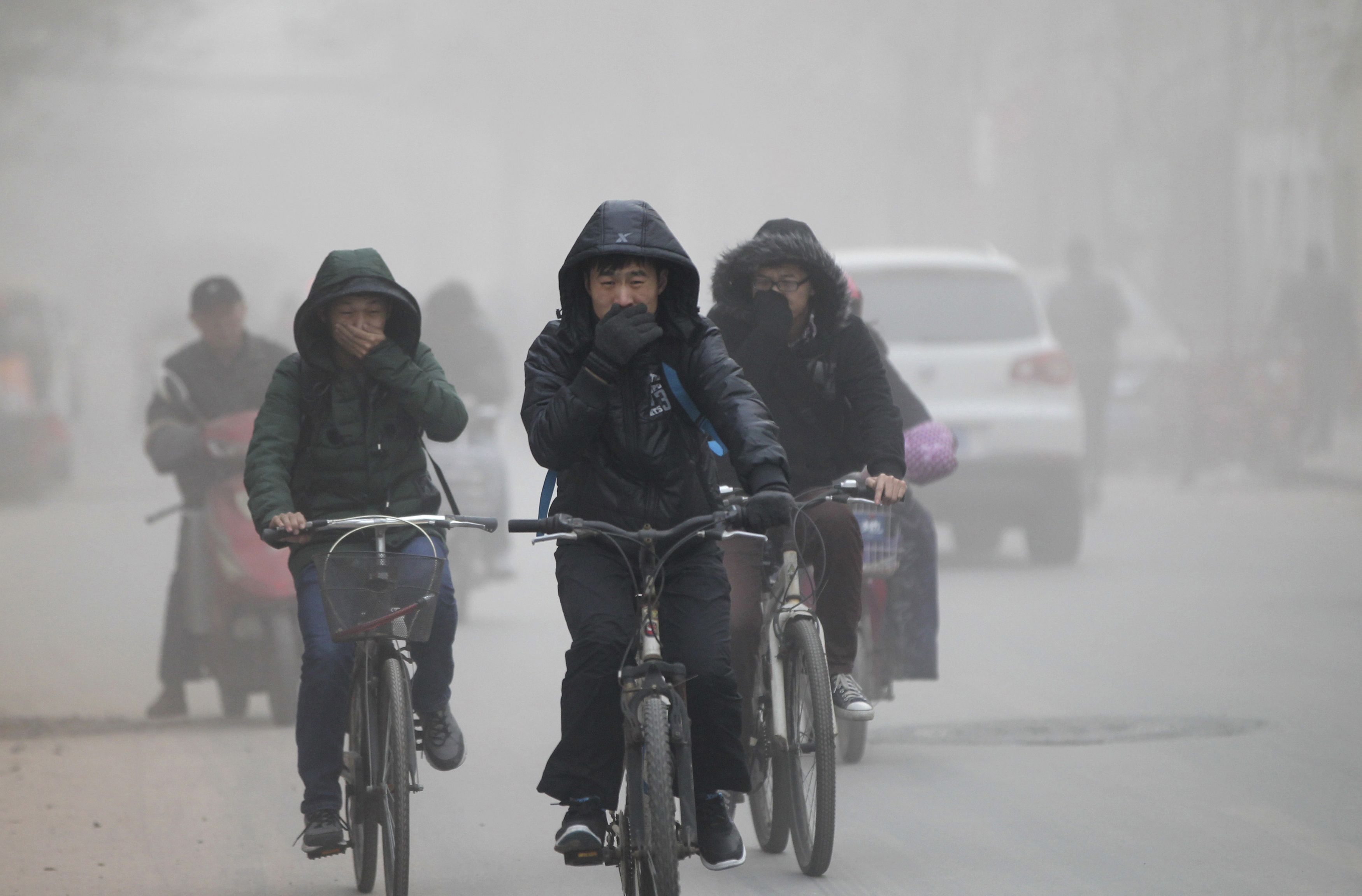 China se sufocă într-un nor de poluare