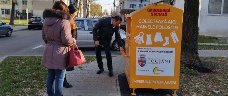 Vrancea: ”Garderoba socială” – proiect destinat oamenilor săraci