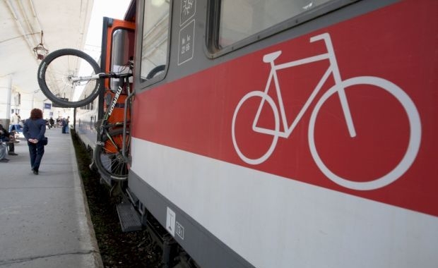 CFR: Vagonul Bistro-Bicicleta-Schi, noul vagon dedicat transportului de biciclete