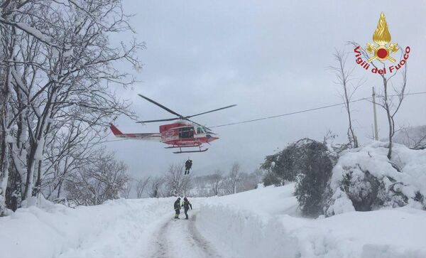 Trei cetăţeni români daţi dipăruţi, în hotelul lovit de avalanşă în Italia