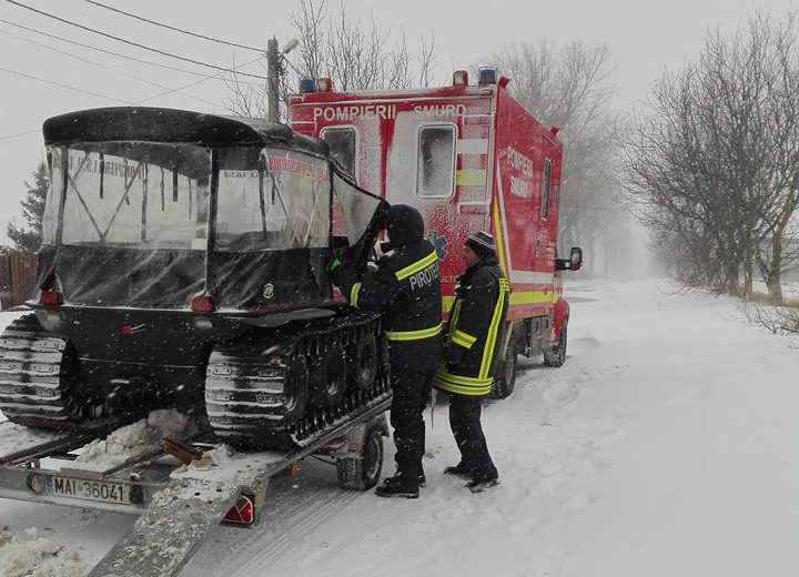 (FOTO) Iași: Salvatorii ieșeni au înfruntat viscolul și troienele pentru a ajunge la 52 de persoane