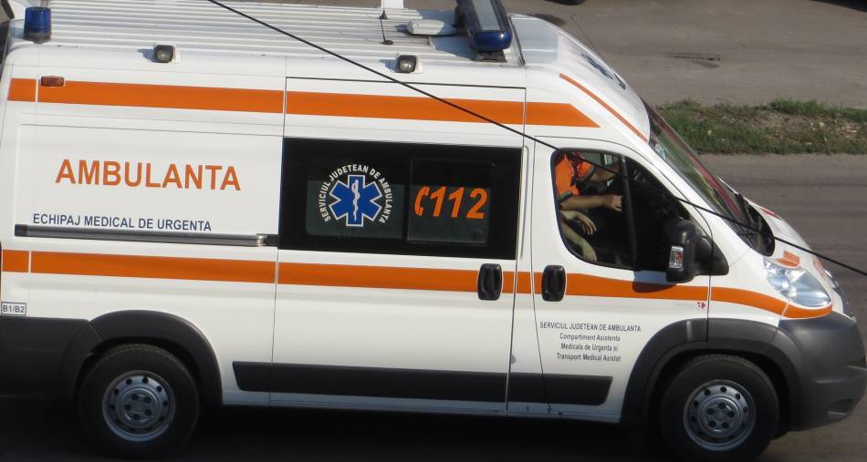 (AUDIO) Vaslui: O ambulanţă a luat foc în timp ce transporta o femeie la spital