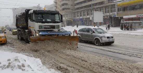 (AUDIO) Ieşenii, rugaţi să-și mute mașinile de pe bulevardele orașului pentru deszăpezirea carosabilului