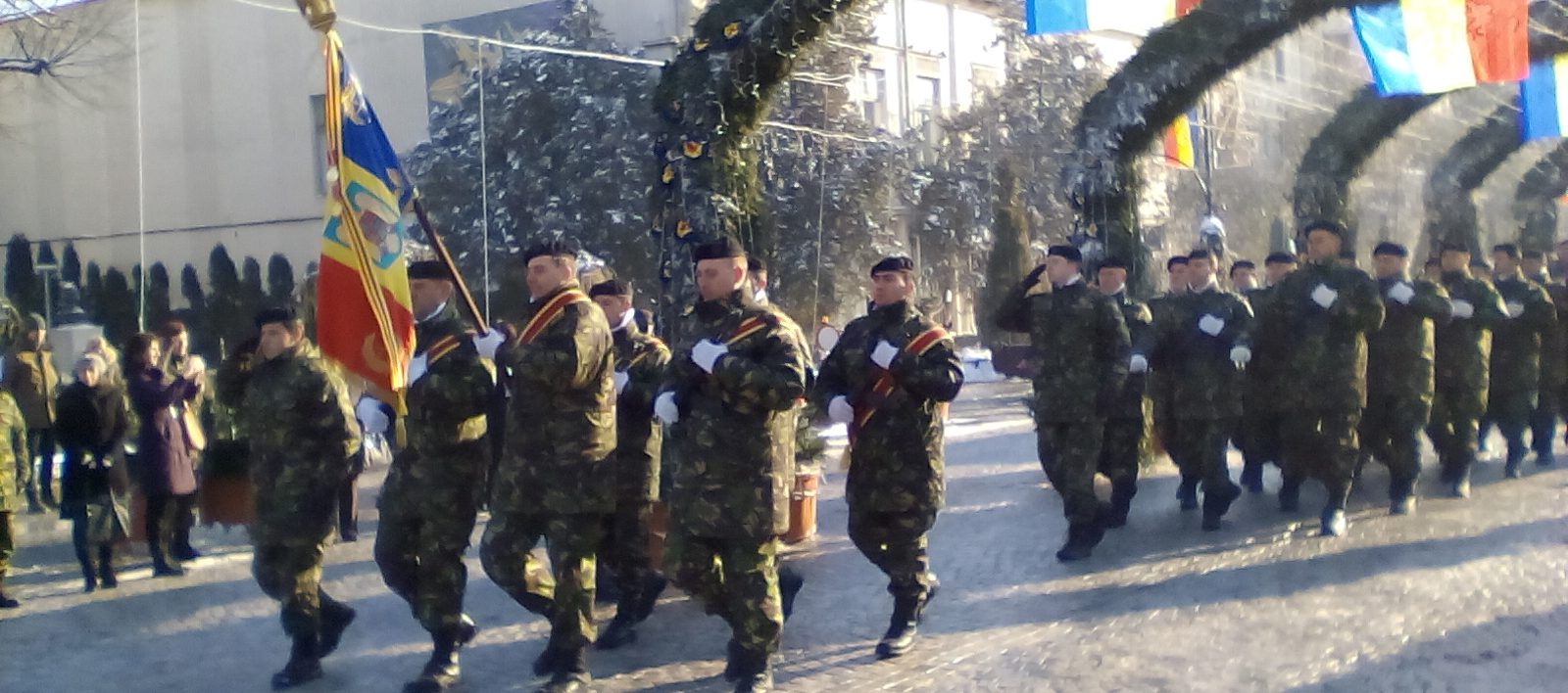 (FOTO/AUDIO) Iaşi: Ceremonie de decorare a drapelului de luptă al Brigăzii 15 Mecanizată Podu Înalt