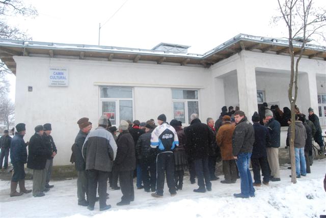 Protest la casa primarului din comuna Corni, judeţul Botoşani, în prima zi a anului