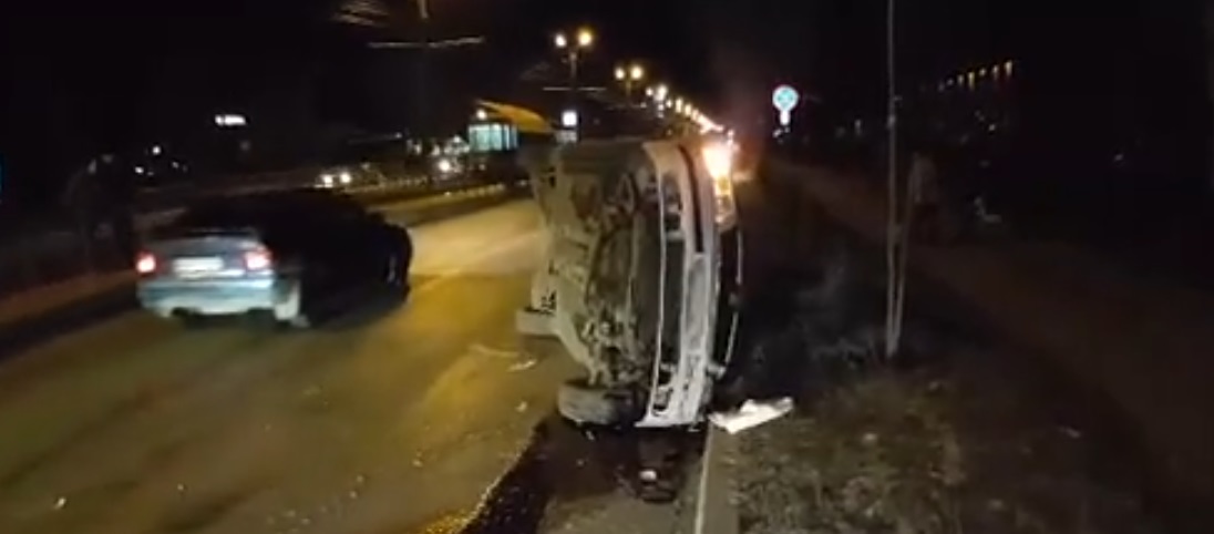 Iași: Accident violent pe Calea Chișinăului! O mașină s-a izbit de refugiul de tramvai