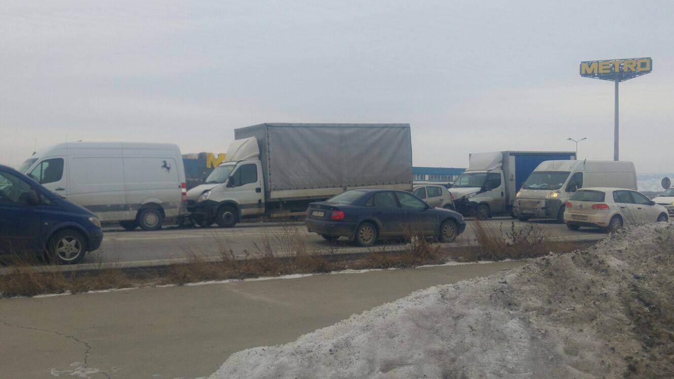 (VIDEO) Iași: Accident violent în apropiere de Metro. Circulația este îngreunată