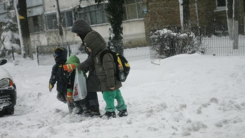 Republica Moldova: Şcoli şi grădiniţe închise din cauza ninsorilor abundente