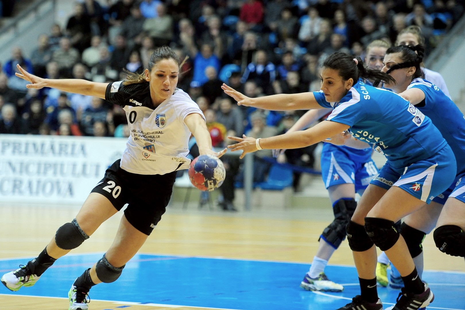 Handbal: Campioana s-a impus la Roman, mâine joacă ieşencele