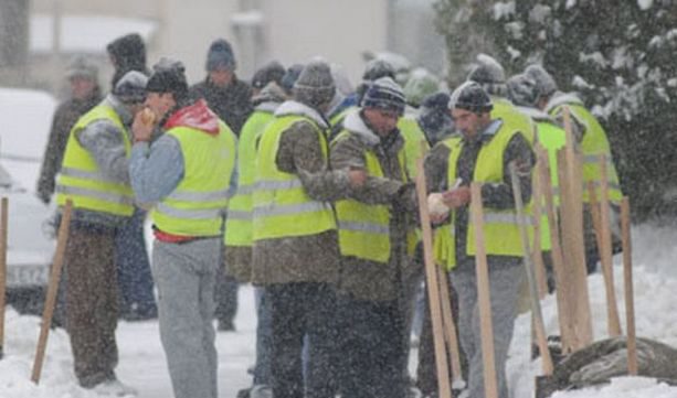 Botoşani: Locurile de parcare din municipiul reşedinţă de judeţ, deszăpezite de deţinuţi