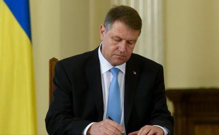 Klaus Iohannis a promulgat legea privind eliminarea a 102 taxe