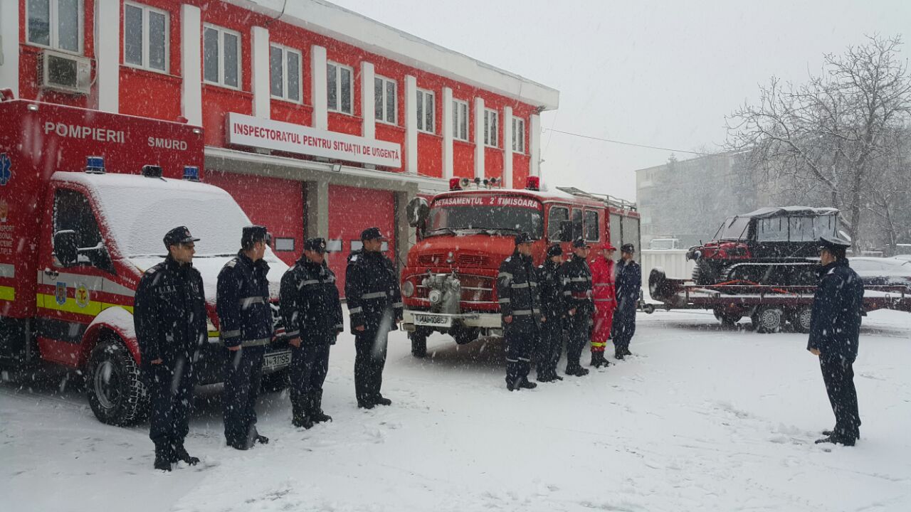 Galaţi: Bătrân în comă salvat din nămeţi şi transportat la spital