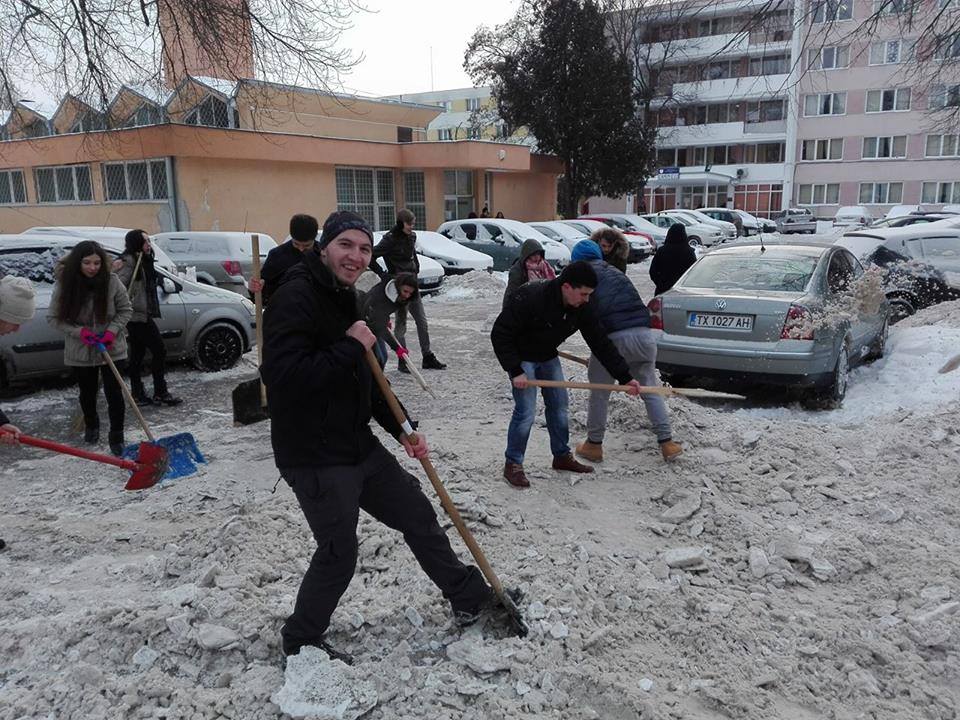 (FOTO) IAȘI: Mobilizare studențească! Au deszăpezit campusul Codrescu