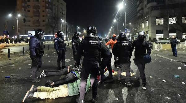 Jandarmeria a reţinut 20 de persoane în urma atacurilor de la proteste