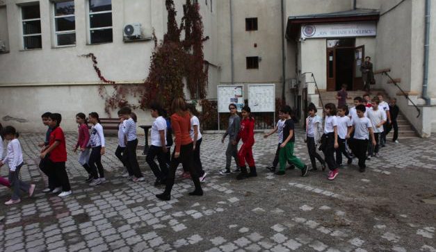 În toate şcolile din judeţul Neamţ va avea loc o simulare de evacuare în siguranţă din sălile de curs