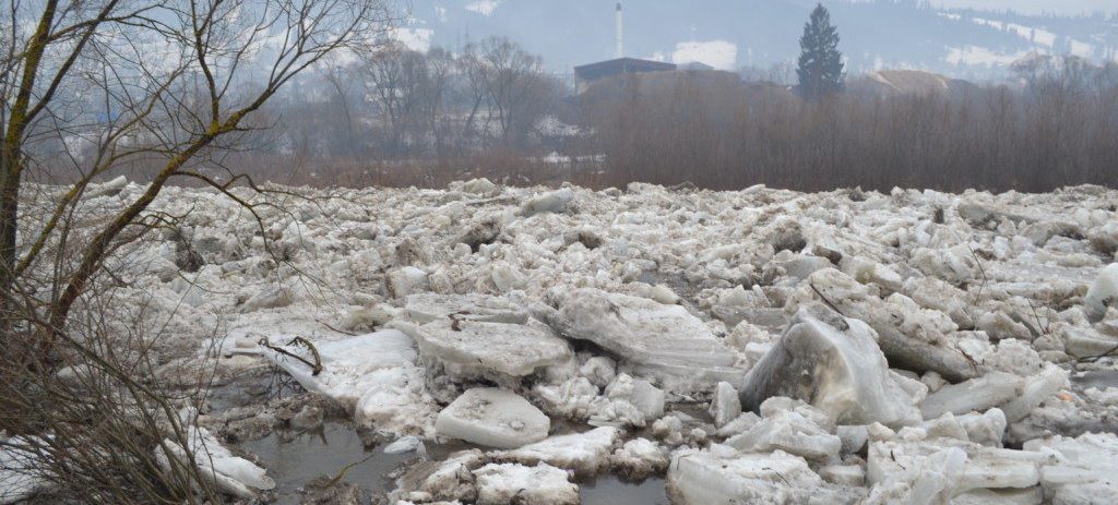 Suceava: Pericolul inundării unui cartier din Vatra Dornei eliminat, după deblocarea gheţurilor de pe Bistriţa