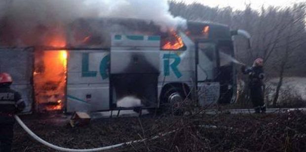 Un autocar ce transporta 17 pasageri a luat foc pe drumul naţional 58B