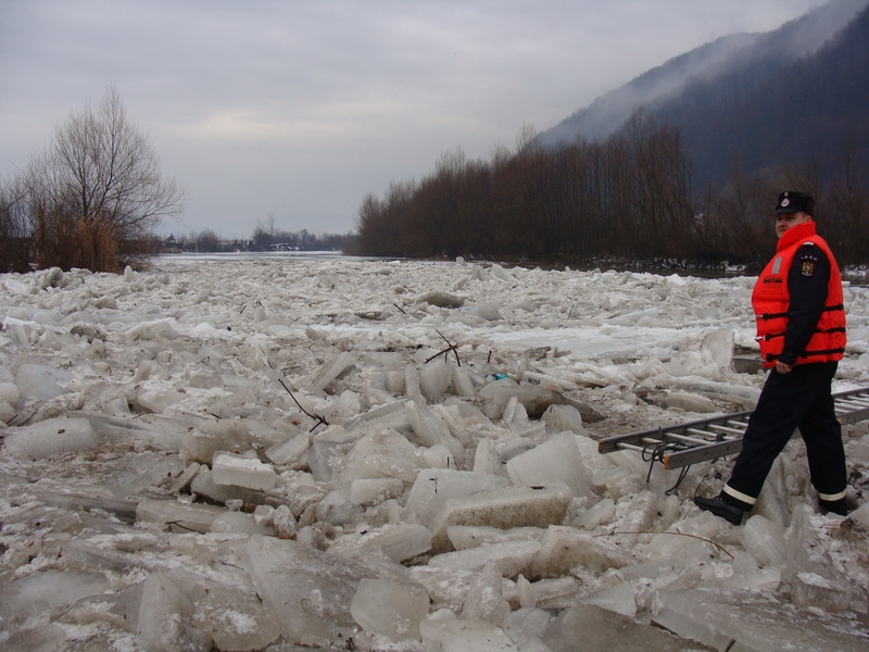 Pompierii ISU Suceava acţionează cu material exploziv pentru detonarea blocurilor de gheaţă pe Bistriţa