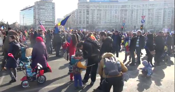 (LIVE) Părinţi şi copii, în faţa sediului Guvernului