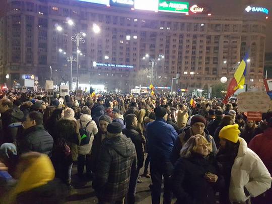 (UPDATE) A 12-a zi de proteste în Piaţa Victoriei; a 7-a la Palatul Cotroceni