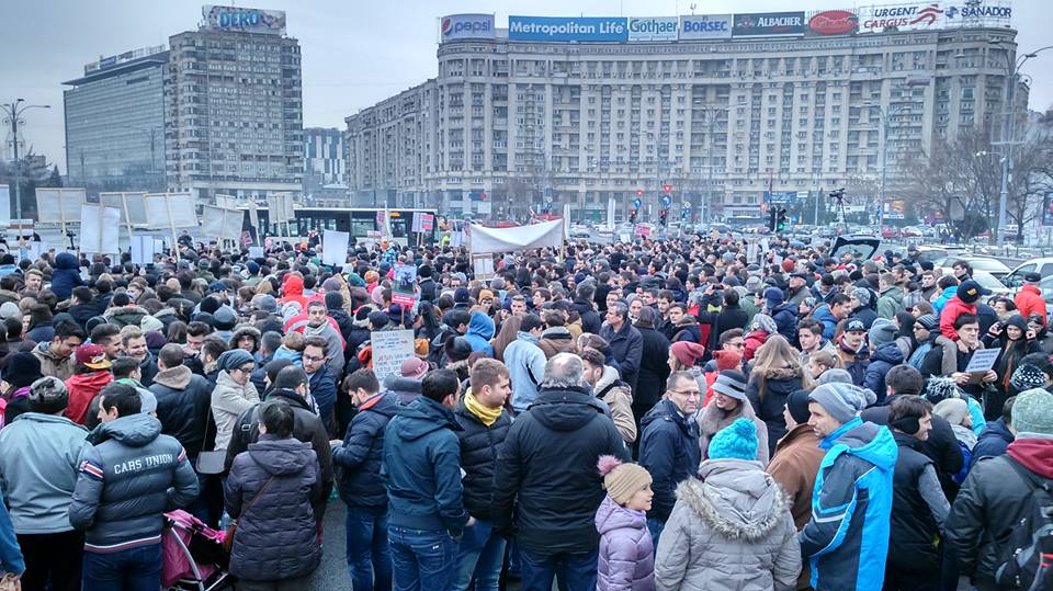 (UPDATE) A 13-a zi consecutivă de proteste în Piaţa Victoriei; a 8-a în faţa Palatului Cotroceni