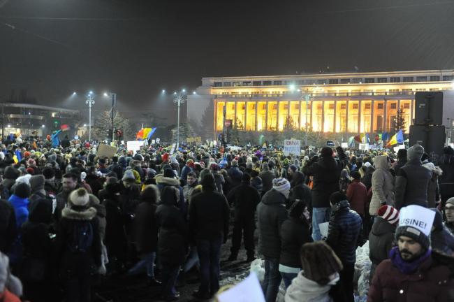 A noua zi de proteste în Piaţa Victoriei; a patra zi în faţa Palatului Cotroceni