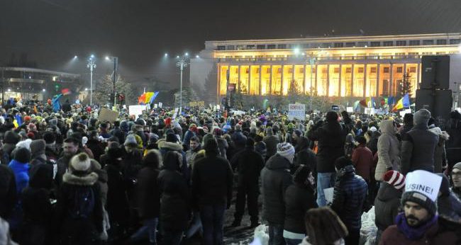 UPDATE Protest București: Jandarmii au scos din mulțime un bărbat violent; 20.000 de persoane în Piața Victoriei