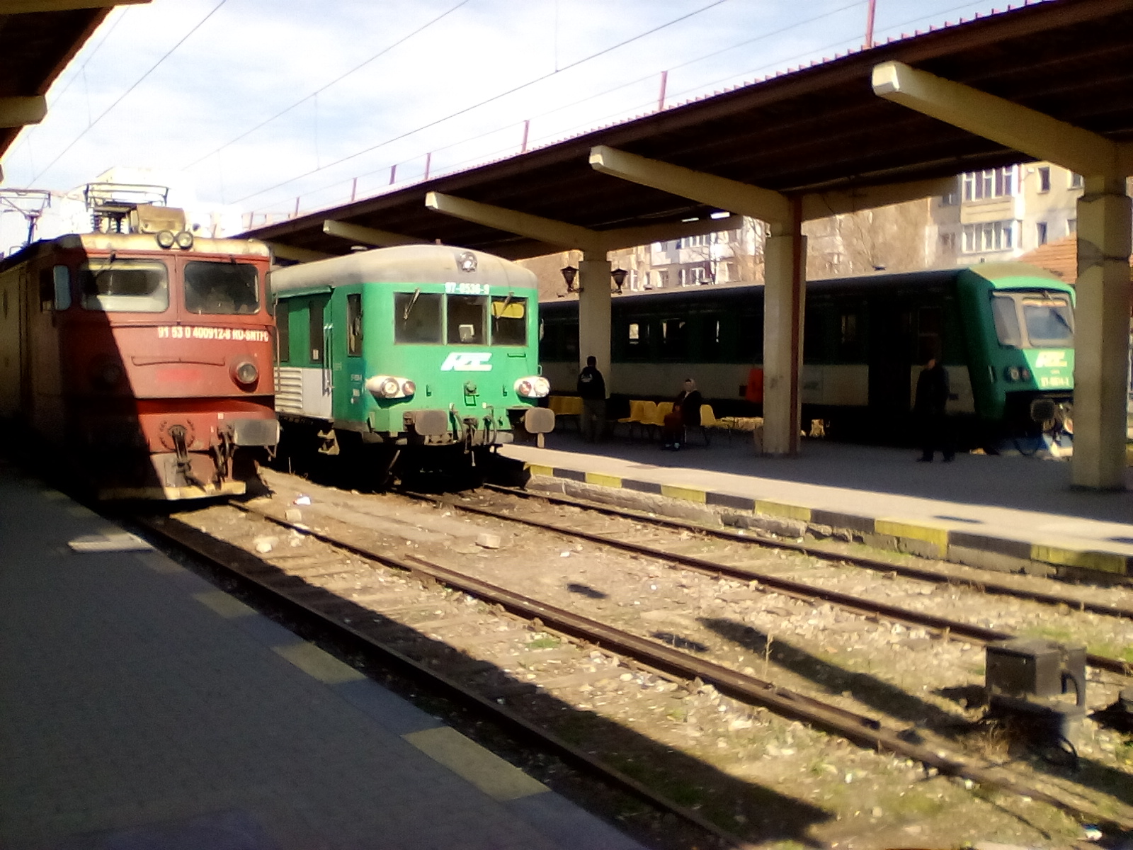 Ceferiştii protestează în faţa Ministerului Transporturilor