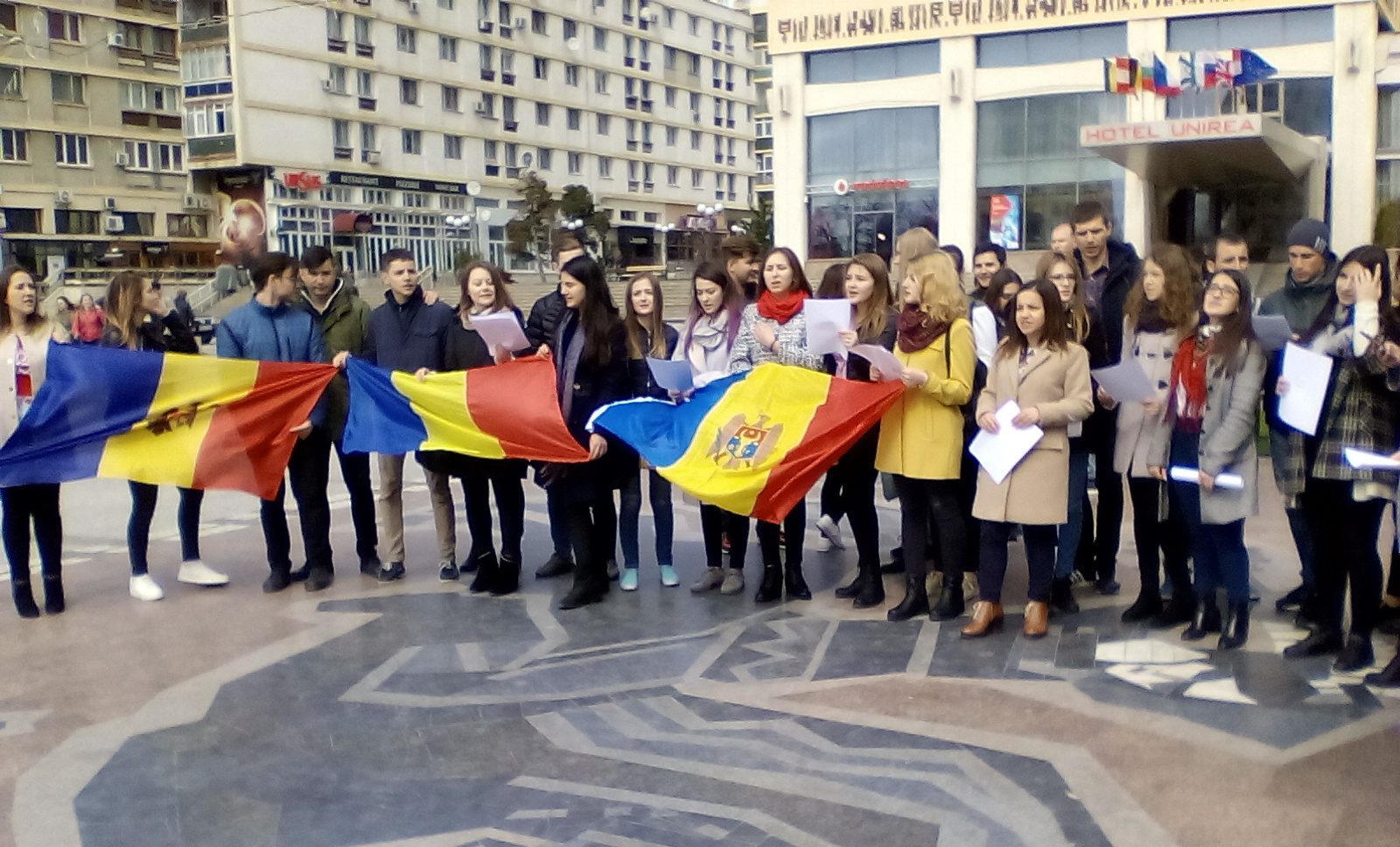 (FOTO/AUDIO) Hora Unirii la Iaşi – 99 de ani de la Unirea Basarabiei cu România