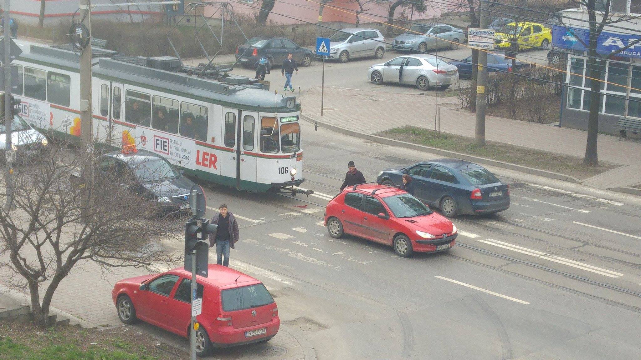 Iași: Accident rutier! Un tramvai s-a izbit în spatele unui autoturism care oprise la semafor