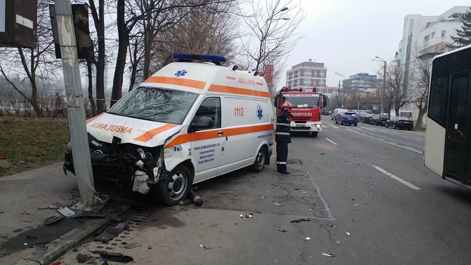 Ambulanță implicată într-un grav accident rutier, în Capitală.