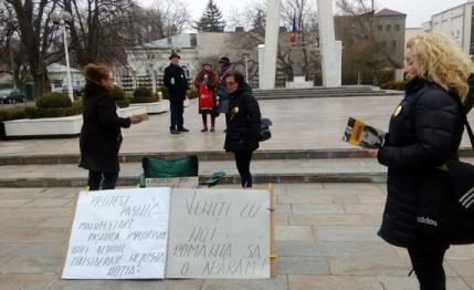 Protest prin lectură în fața sediului Prefecturii Galați