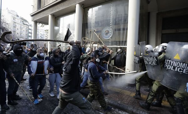 Proteste violente în Grecia! Ciocniri între agricultori și polițiști la Atena