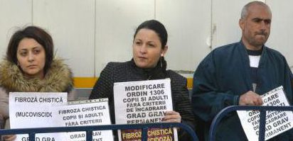 Protest în fața Ministerului Sănătății pentru ca toți pacienții cu fibroză chistică să beneficieze de asistenți personali