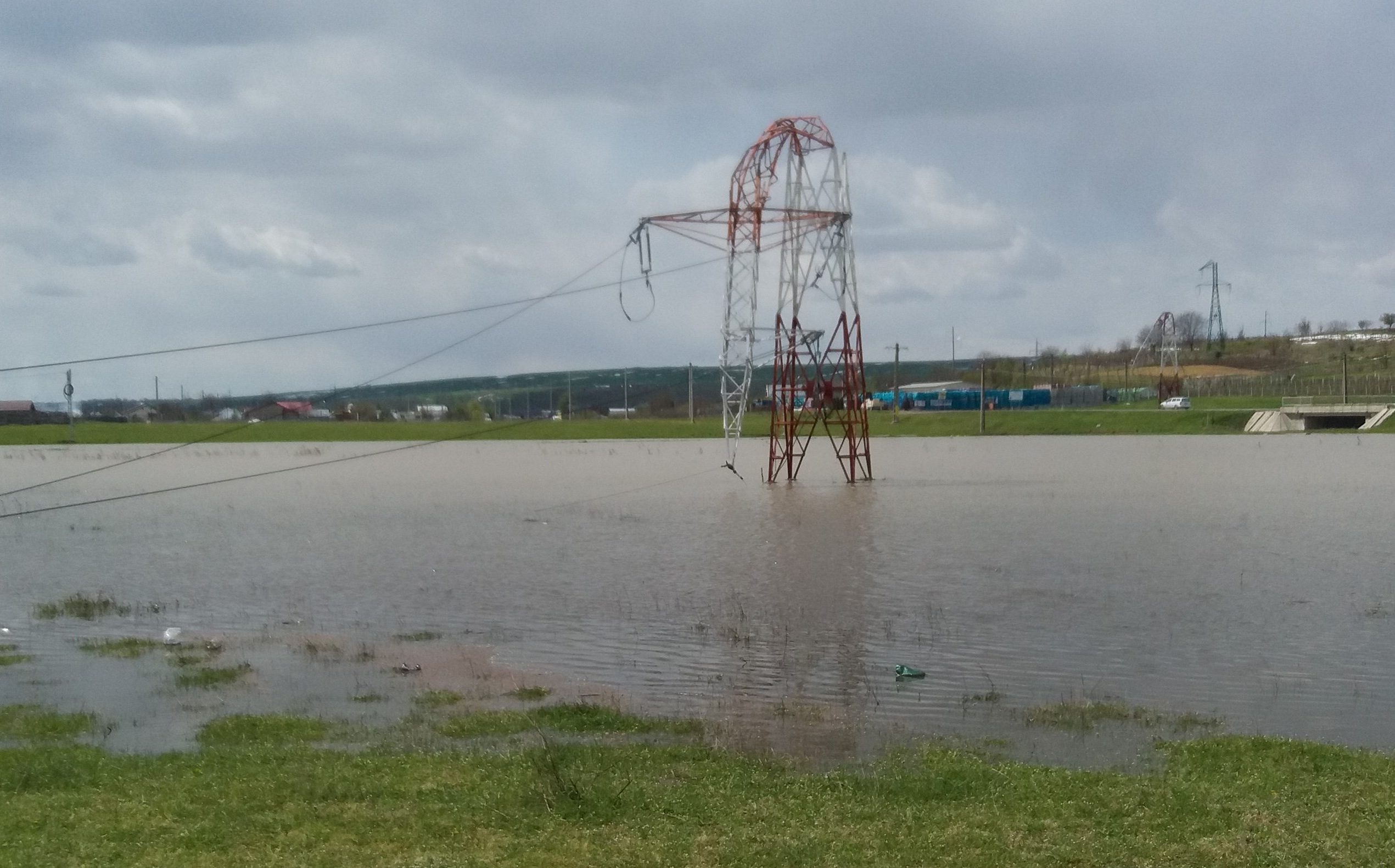 (FOTO) Vaslui: Continuă lucrările pentru restabilirea alimentării cu energie electrică