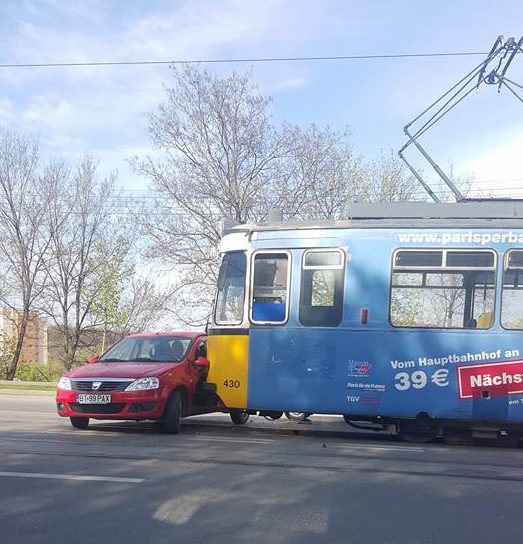 IAŞI: Trafic îngreunat în Tătăraşi din cauza unui accident rutier