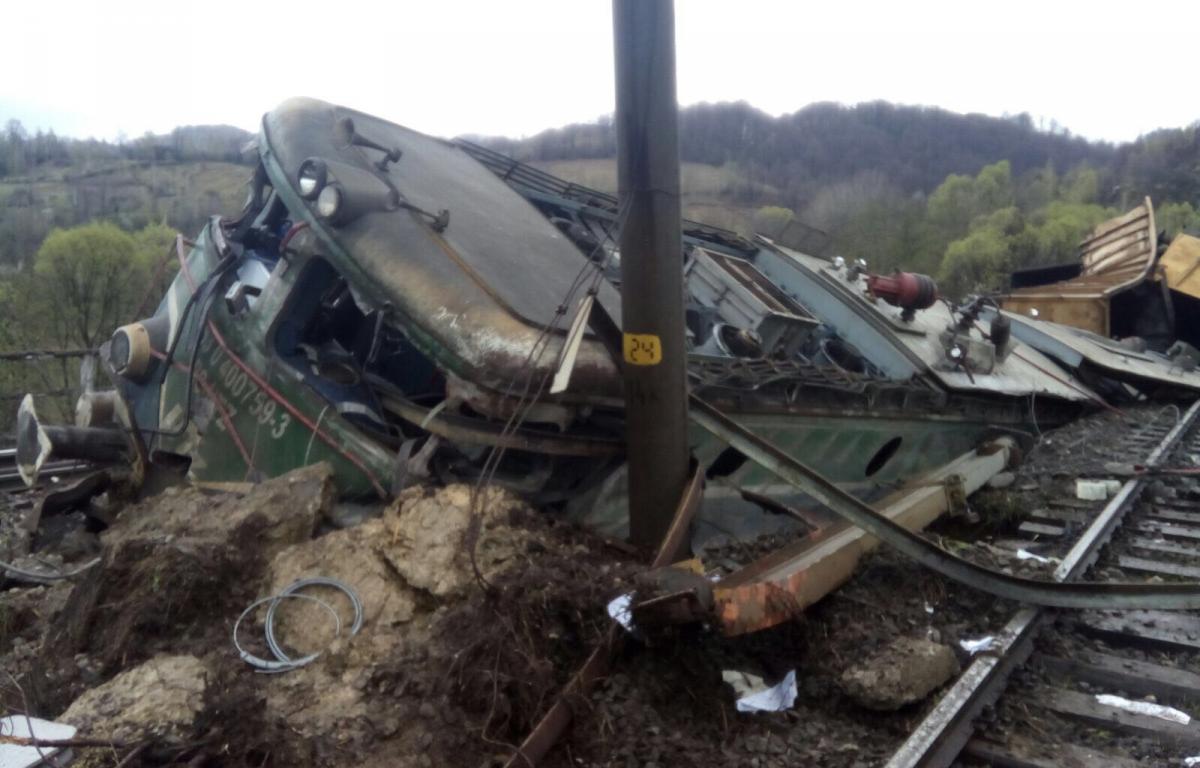 Tren de marfă deraiat. Două persoane au murit