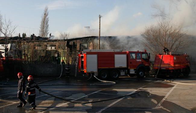 ISU: Incendiu la un restaurant în apropierea pasajului Basarab