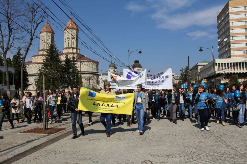 (REPORTAJ) Iași- Protest “Floarea albastră” și Marșul diversității